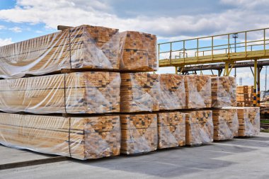 Ahşap işçiliğinin bahçesinde yeni yapılmış tahtalar.