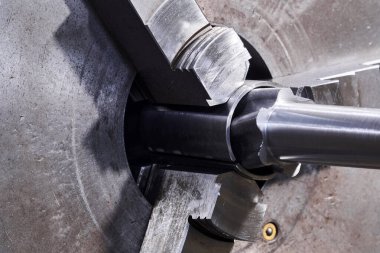 Endüstriyel arkaplan - iş parçası torna Milli ön plaka klempleme cihazına sabitlenir, yakın çekim