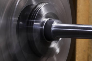 Endüstriyel arkaplan - makine aracının dönen kısmı hareketle bulanıklaşır