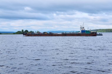Perm Krai, Rusya - 31 Temmuz 2020: Kama Nehri 'nden feribot geçişi