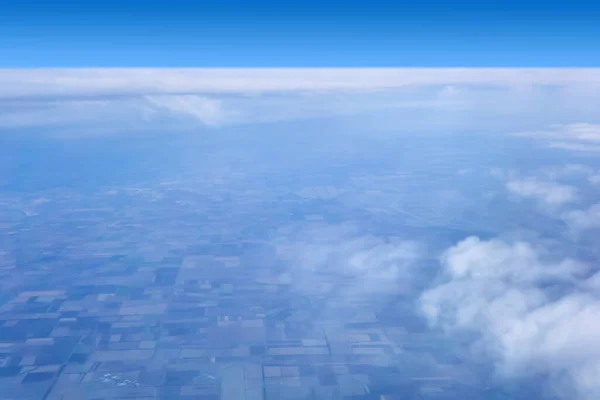 Vista Del Terreno Con Campi Coltivati Attraverso Nuvole Foschia Atmosferica — Foto Stock