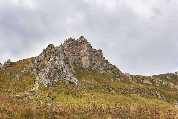 Piękny Skalisty Szczyt Grzbiecie Górskim Oddali Jesienna Alpejska Łąka Pierwszym — Zdjęcie stockowe