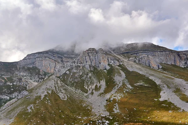 Pico Montanha Rochoso Inacessível Escondido Por Nuvens — Fotografia de Stock