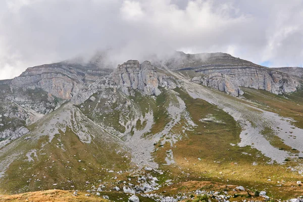 Alp Kayalık Dağ Zirvesi Bulutlarla Gizlenmiş — Stok fotoğraf