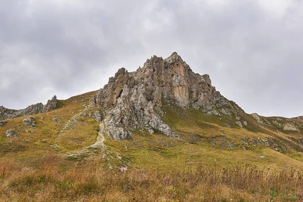 Piękny Skalisty Szczyt Grzbiecie Górskim Oddali Jesienna Alpejska Łąka Pierwszym — Zdjęcie stockowe