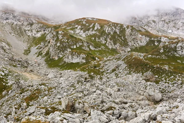 Krajobraz Górski Skaliste Zbocze Alpejskie Częściowo Ukryte Przez Chmurę — Zdjęcie stockowe
