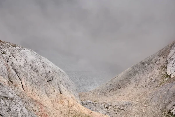 山の風景 部分的に雲に隠された乾燥悲観的な高山峡谷 — ストック写真