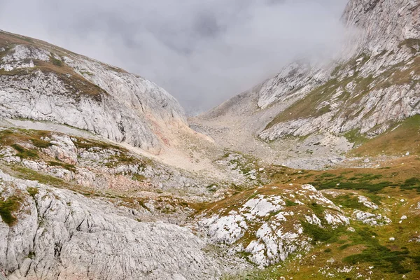 Berglandschap Rotsachtige Alpiene Kloof Gedeeltelijk Verborgen Door Een Wolk — Stockfoto