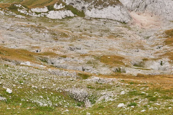 山の風景 美しい緑の山の多くのカルスト陥没穴で覆われ — ストック写真