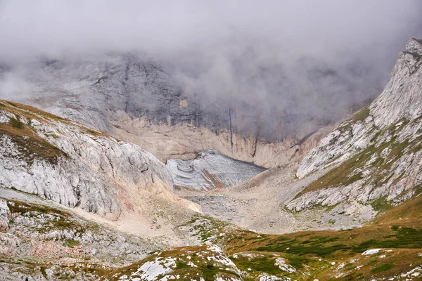 Berglandschap Rotsachtige Alpenkloof Met Smeltende Gletsjer Gedeeltelijk Verborgen Door Een — Stockfoto
