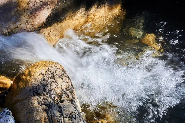 Rychle Čistý Kypící Horský Potok Mezi Skalami Rozmazaný Pohybu — Stock fotografie