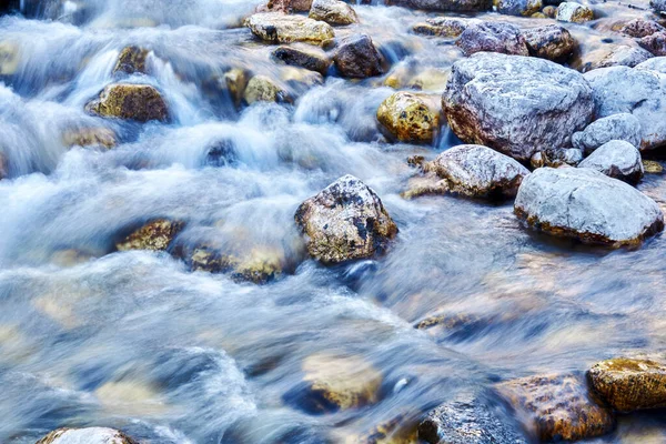Природний Фон Потік Води Скелястому Гірському Потоці Розмивається Русі — стокове фото
