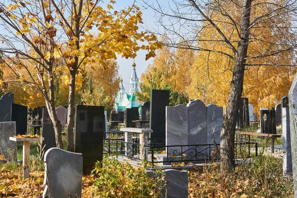 Φθινοπωρινό Νεκροταφείο Κατάφυτο Από Δέντρα Θέα Την Ορθόδοξη Εκκλησία — Φωτογραφία Αρχείου