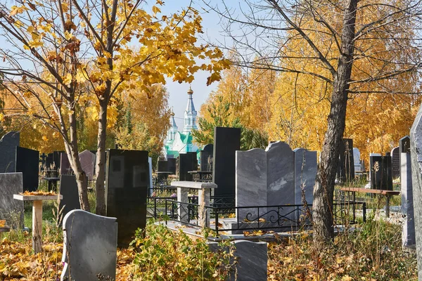 Cimitero Autunnale Ricoperto Alberi Con Vista Sulla Chiesa Ortodossa — Foto Stock