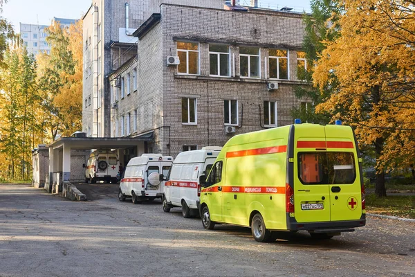 Perm Russia October 2020 Ambulances Brought Patients Covid Waiting Line — Stock Photo, Image