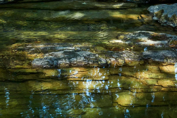 Sezione Calma Torrente Montagna Con Acqua Limpida Fondo Roccioso Cielo — Foto Stock