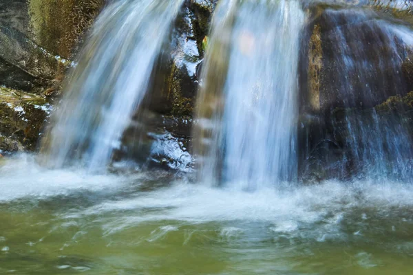 Водоспади Гірському Потоці Між Скелями Водяні Струмені Розмиваються Русі — стокове фото