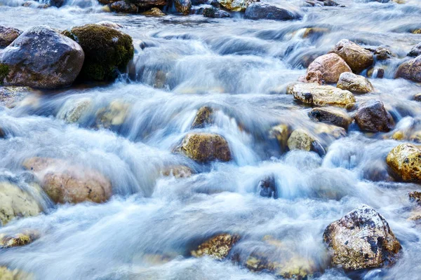 Fondo Rápido Arroyo Montaña Canal Rocoso Desenfoque Agua Movimiento —  Fotos de Stock