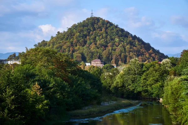 Paesaggio Zona Montuosa Con Collina Fiume Torre Trasmissione Della Potenza — Foto Stock