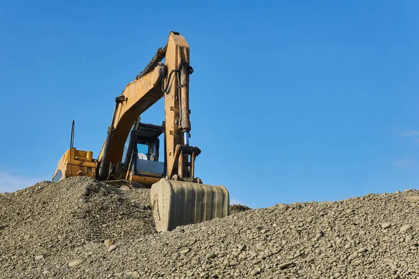 Bagger Steht Auf Einem Schutthaufen Vor Dem Hintergrund Des Himmels — Stockfoto