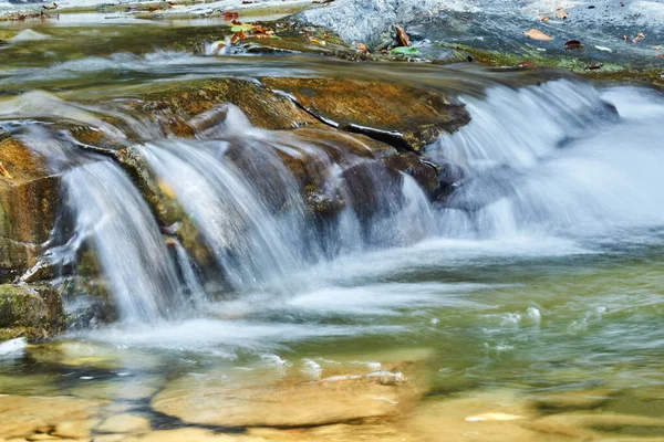 Průzračný Proud Teče Přes Kameny Tvoří Malý Vodopád Vodní Trysky — Stock fotografie