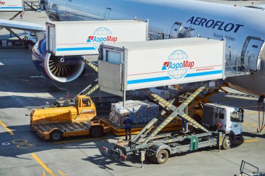 Moskova, Rusya - 16 Eylül 2020: Sheremetyevo havaalanında bir Aeroflot uçağına bagaj yükleme
