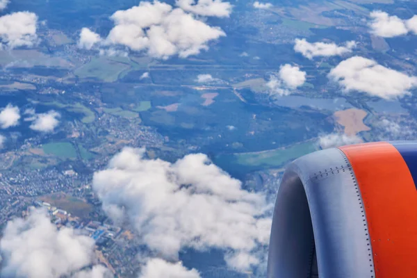 Vista Dal Finestrino Aereo Passeggeri Frammento Del Motore Visibile Terreno — Foto Stock