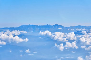 Ufuktaki bulutların ve dağ zirvelerinin manzarası