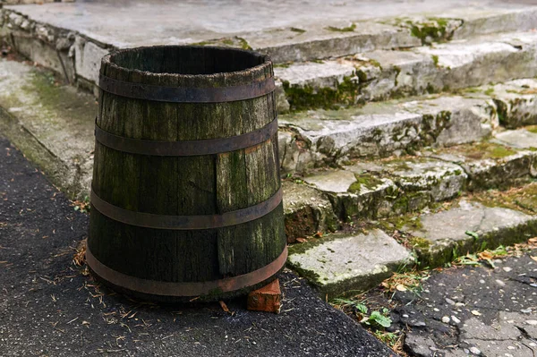 Antikes Holzfass Zum Sammeln Von Regenwasser Steht Neben Der Veranda — Stockfoto