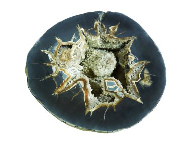 Beyaz arka planda izole edilmiş barit kristalleriyle dolu bir parça kil-karbonat beton-septaria.