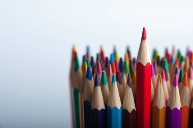 Grup çok renkli ahşap boya kalemi ile boşaltmak. Arka planda olanları kırmızı kalem.