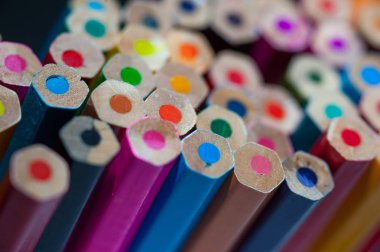 Renkli kalemler, makro görünümü ürün yelpazesine. Parlak renkli boya kalemi arka plan. Okul, çizim, çizim malzemeleri