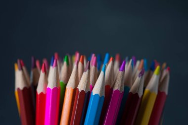 Renkli kalemler, makro görünümü ürün yelpazesine. Parlak renkli arka plan ile boşaltmak kalemleri. Okul, çizim, çizim malzemeleri.