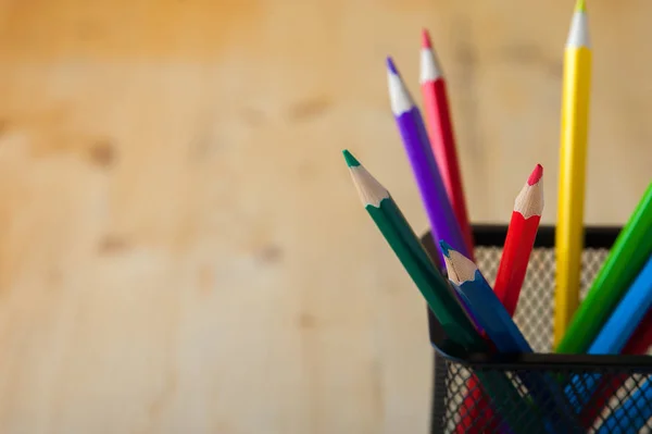 Lápices Colores Brillantes Sobre Fondo Madera Escuela Bosquejo Dibujo Suministros — Foto de Stock