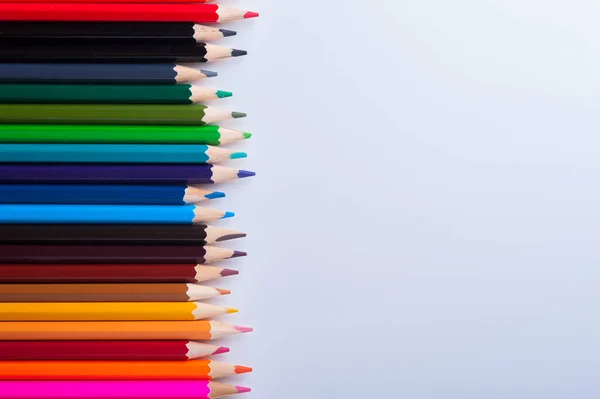 Färgglada ljusa pennor på vit bakgrund — Stockfoto