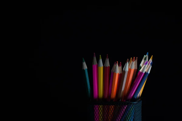 Grupp av vässade mångfärgade pennor — Stockfoto