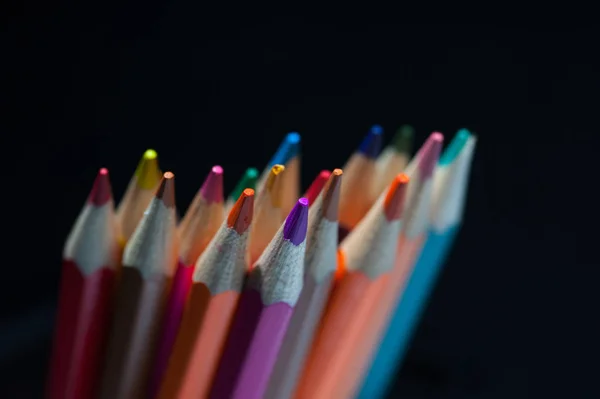 Grupp av färgglada vässade pennor — Stockfoto