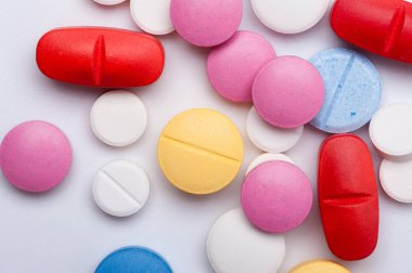 Beyaz arka plan üzerinde renkli aliminin