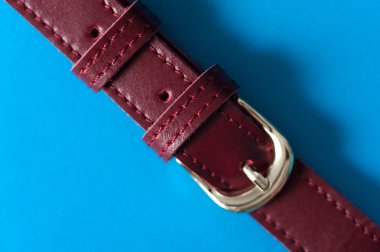 Detay deri çanta üzerinde mavi arka plan, portre.