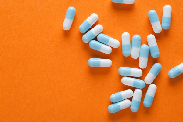 Grup beyaz ve mavi tıbbi kapsül