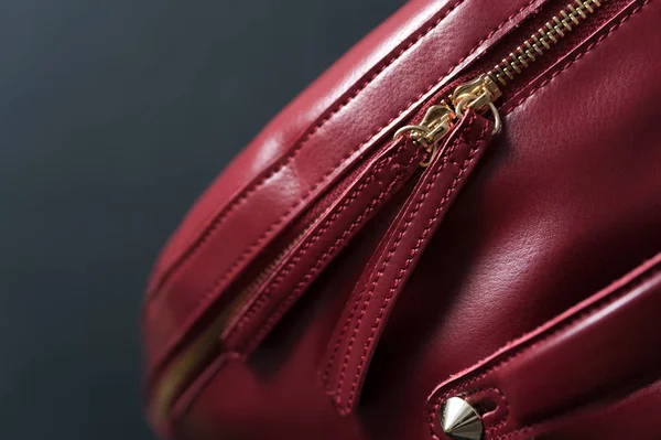Красный кожаный рюкзак на сером фоне — стоковое фото
