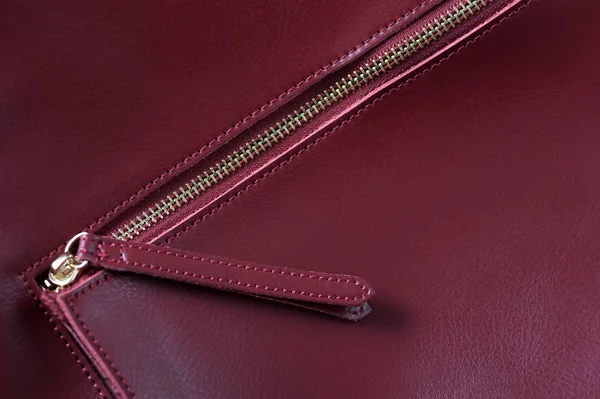 A piros bőr táska, arany cipzár részletek — Stock Fotó