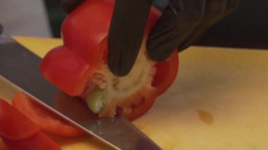 Şefler el kırmızı dolmalık biber çekirdek keser