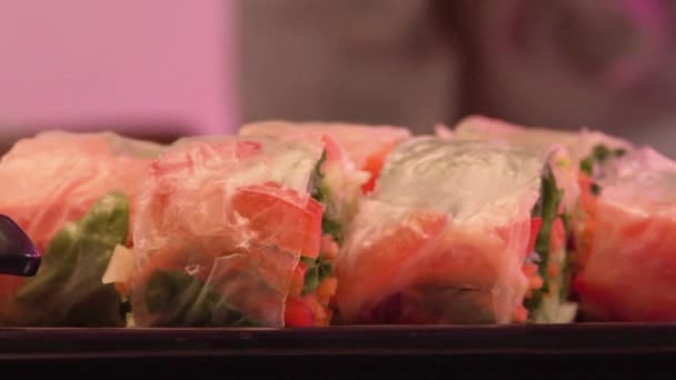 Cook pone la salsa en deliciosos rollos de verduras — Vídeos de Stock
