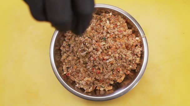Fekete kesztyűk öntött a fűszerek főzni — Stock videók