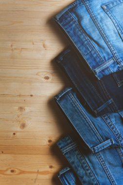 Ahşap masa mavi kot kot.