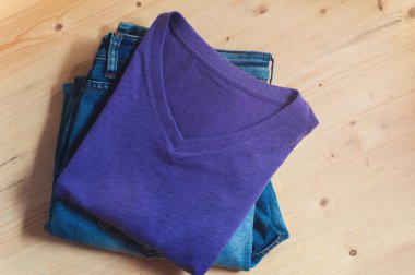 Ahşap üzerine menekşe t-shirt ve mavi kot kot