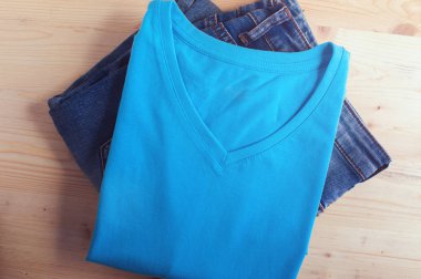 Ahşap masa mavi t-shirt ve kot kot