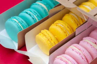 Hediye kutuları üzerinde pastel Fransızca macaroons