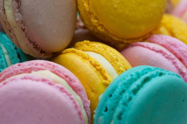 Renkli pastel macaroons arka plan, üstten görünüm.